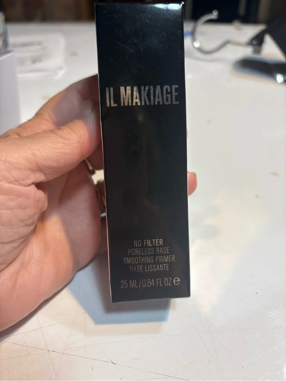 Il Makiage No Filter Poreless Base Smoothing Primer comes in a 25 ml bottle